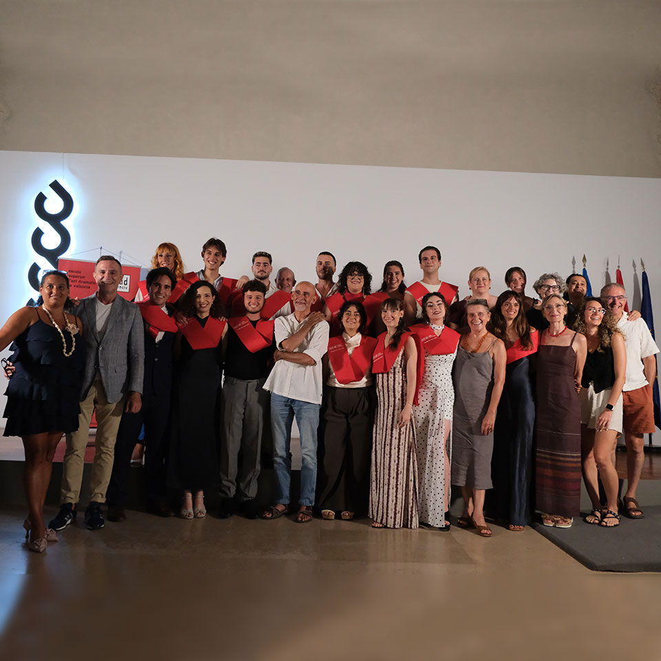 Fotografía de grupo con el alumnado y profesorado de la promoción 2022-2026 de la ESAD València.